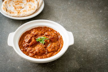 Hint usulü tavuk tikka masala baharatlı körili et yemeği roti veya naan ekmeği.