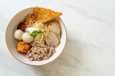 Balık köfteli baharatlı erişte ve çorbasız karides köftesi. Asya usulü.