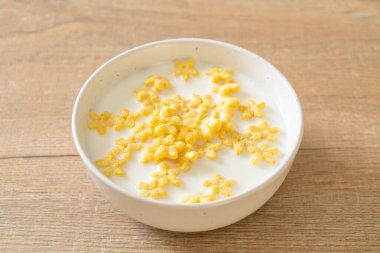 Kahvaltıda taze süt ve tahıl gevreği.