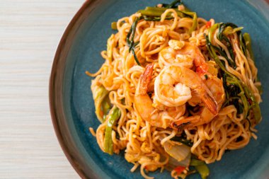 Karıştırılmış hazır erişteli sukiyaki, karidesli, Asya usulü.