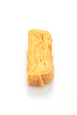 Kızarmış tofu beyaz arka planda izole edilmiş - vejetaryen ve vejetaryen yemek tarzı