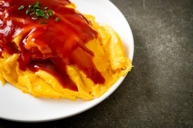 Omlet ambalajlı kızarmış pirinç ya da Japon usulü Omurice. Asya usulü.