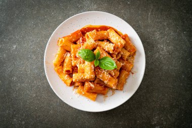 Domates soslu ve peynirli Rigatoni makarnası - geleneksel İtalyan makarnası