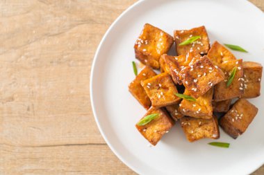 Beyaz susamlı kızarmış tofu ve teriyaki sosu. Vejetaryen ve vejetaryen yemek tarzı.