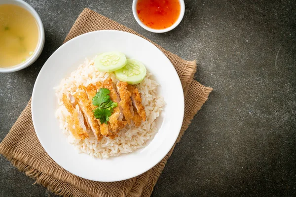 Kızarmış tavuklu pilav ya da Hainanese tavuklu pilav - Asya usulü.