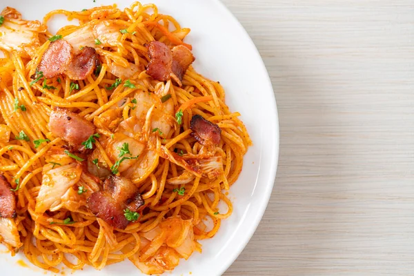 Smażone Spaghetti Kimchi Bekonem Stylu Żywności Fusion — Zdjęcie stockowe