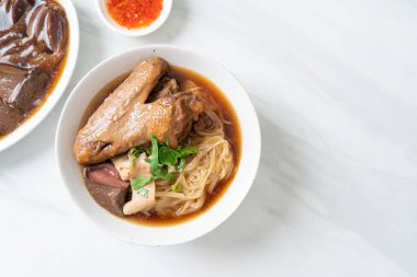 Kahverengi çorbalı ağır ateşte pişmiş ördek eriştesi. Asya usulü.