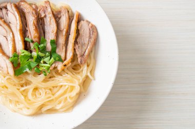 Beyaz kasede pişmiş ördekle kurutulmuş şehriye. Asya usulü.