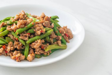 Kızarmış Fransız fasulyesi ya da kıymalı yeşil fasulye. Asya usulü.