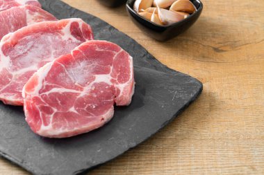 Taze domuz boyunlu ya da yakalı domuz eti ve terbiye edilecek malzemeler.