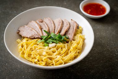 Beyaz kasede kurutulmuş ördek eriştesi. Asya usulü.