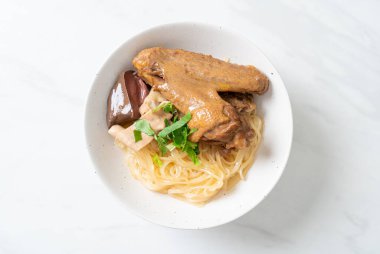 Beyaz kasede pişmiş ördekle kurutulmuş şehriye. Asya usulü.