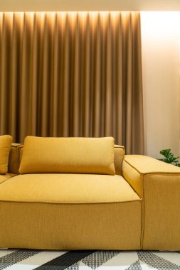 Oturma odasında boş altın hardal kanepesi