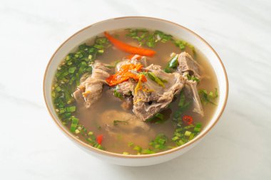 Baharatlı Doğranmış Domuz Kemiği Çorbası veya Baharatlı Leng Çorbası - Asya usulü
