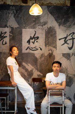 Gelin ve damat tişörtlü mutlu Asyalı çift evlenmeye ve evlenmeye hazır.