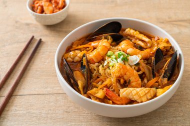 Jjamppong - Kore Deniz Ürünleri Erişte Çorbası - Kore yemek tarzı