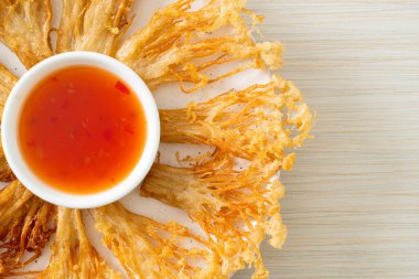 Kızarmış enoki mantarı ya da baharatlı soslu altın iğneli mantar - vejetaryen yemek tarzı.