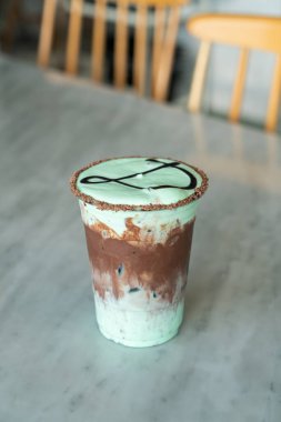 Masada naneli buzlu çikolatalı milkshake bardağı