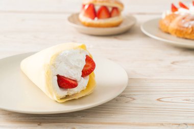 Taze çilek ve taze krep.