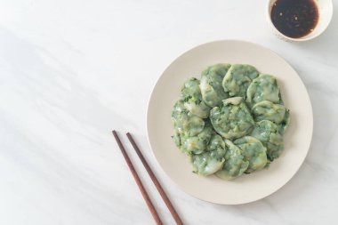 Soslu buğulanmış frenk soğanı. Asya usulü.