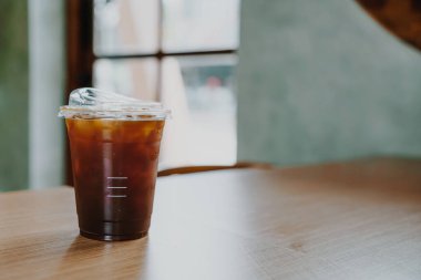 Buzlu americano kahvesi ya da kafeteryadaki uzun koyu kahve bardağı.