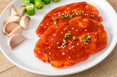 Kore usulü ızgara için baharatlı Kore ezmesiyle marine edilmiş domuz eti ya da taze domuz eti.