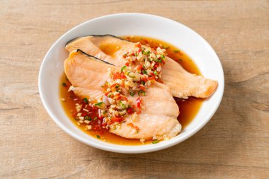 Yuzu Ponzu soslu haşlanmış alabalık veya somon balığı.