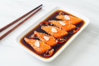 Salamura edilmiş somon balığı ya da Kore usulü soya sosu.