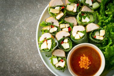 Vietnam köftesi dürümü veya Vietnam salatası dürümü veya Namnueng veya Nem Nuong - Asya yemeği tarzı