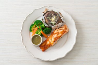 Fırında patates ve sebzeli ızgara somon bifteği.