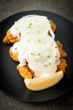 Kore usulü kremalı soğan soslu kar soğanı tavuğu ya da kızarmış tavuk.