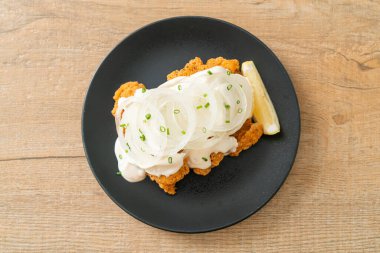 Kore usulü kremalı soğan soslu kar soğanı tavuğu ya da kızarmış tavuk.