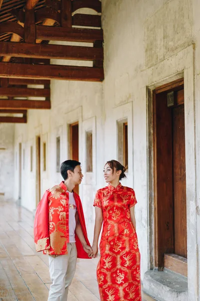 Glückliches Junges Asiatisches Liebespaar Traditionellen Chinesischen Kleidern Rot Ist Die — Stockfoto