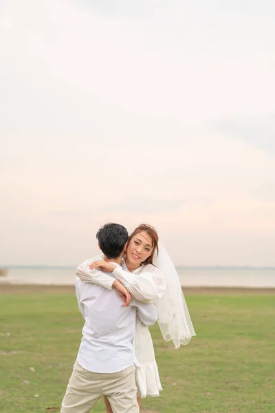 Glückliches Junges Asiatisches Paar Brautkleidern Bereit Für Heirat Und Hochzeitsfeier — Stockfoto