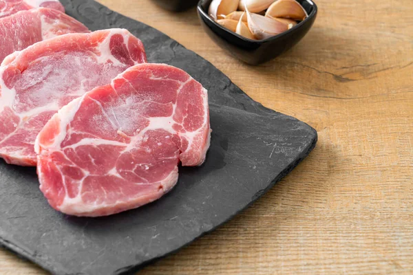 Taze domuz boyunlu ya da yakalı domuz eti ve terbiye edilecek malzemeler.