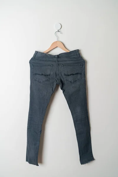Calças Jeans Penduradas Com Cabide Madeira Parede — Fotografia de Stock