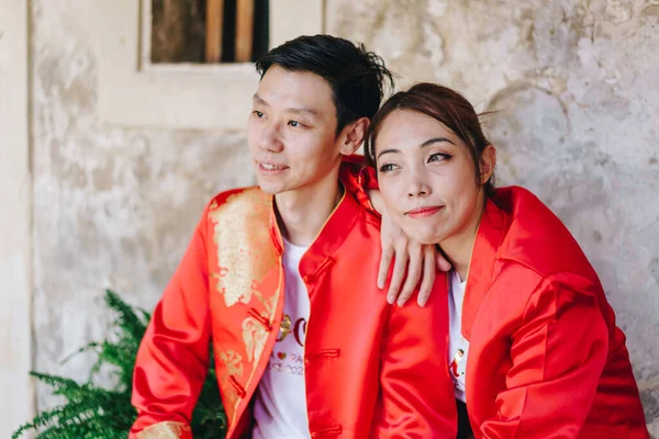 Gelukkig Jong Aziatisch Paar Liefde Chinese Traditionele Jurken Rood Belangrijkste — Stockfoto