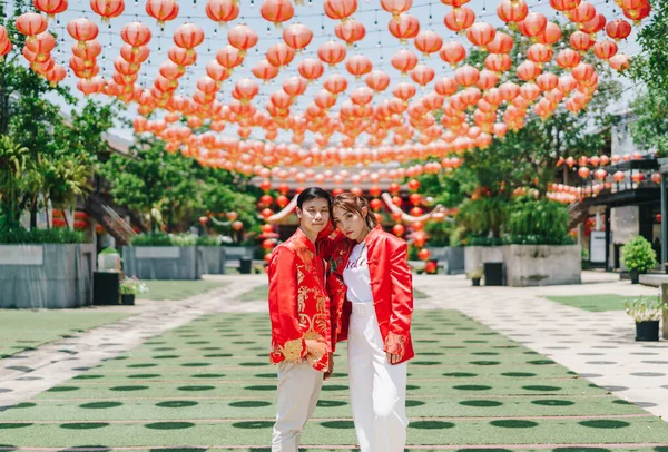 Glückliches Junges Asiatisches Liebespaar Traditionellen Chinesischen Kleidern Rot Ist Die — Stockfoto