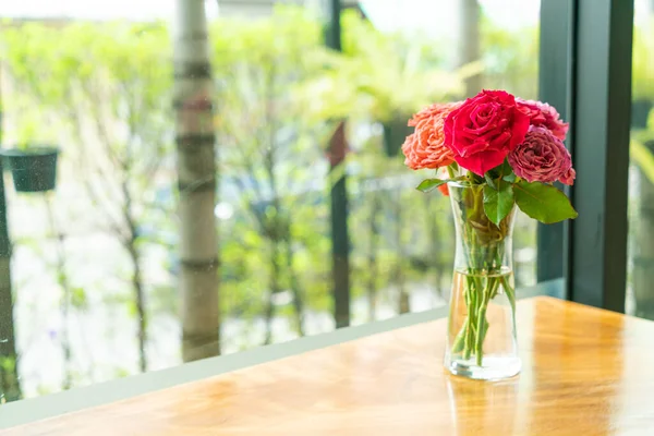 Троянда Квітка Вазовій Обробці Дерев Яному Барі Ресторані Кафе — стокове фото