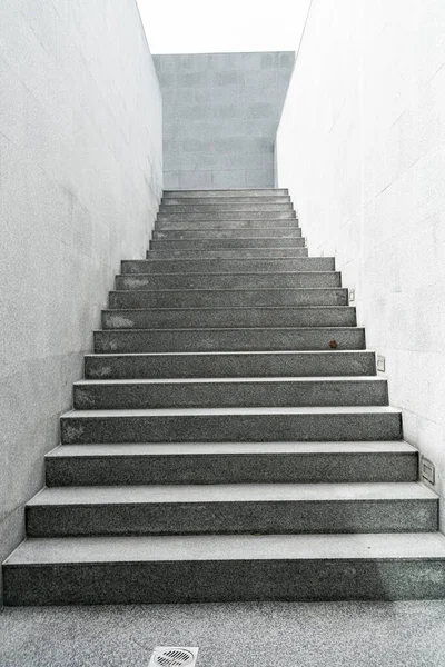 Güzel Boş Gri Merdiven Bina Basamakları — Stok fotoğraf