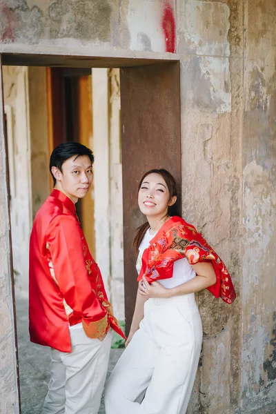 Happy Young Asian Couple Love Chinese Traditional Dresses Red Main — Foto de Stock