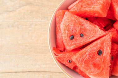 Beyaz kasede dilimlenmiş taze karpuz.