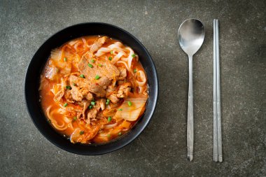 Kore udon eriştesi ve kimchi çorbası, Asya usulü.