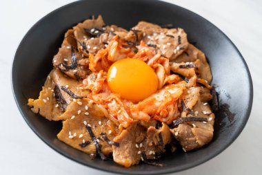 Kore usulü turşulu yumurta turşulu domuz bulgogi pirinç kasesi.