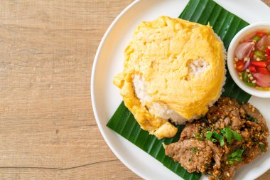 Kızarmış domuz eti ve baharatlı soslu yumurta, Asya usulü.