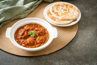 Hint usulü tavuk tikka masala baharatlı körili et yemeği roti veya naan ekmeği.