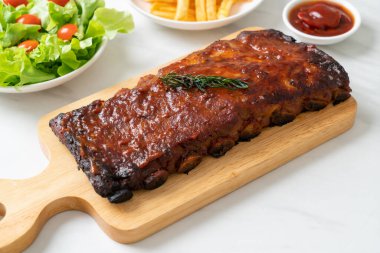 Barbekü soslu ızgara pirzola ve domuz pirzolası.