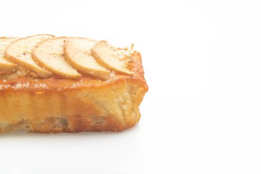 Elma ekmeği parçalanmış kek beyaz arka planda izole edilmiş.