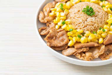 Domuz dilimli kızarmış pirinç ve Japon usulü mısır.