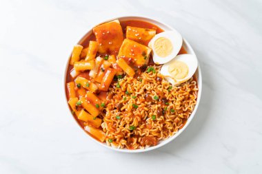 Kore usulü hazır erişte, pirinç keki, balık köftesi ve haşlanmış yumurta, Rabokki, Kore usulü.